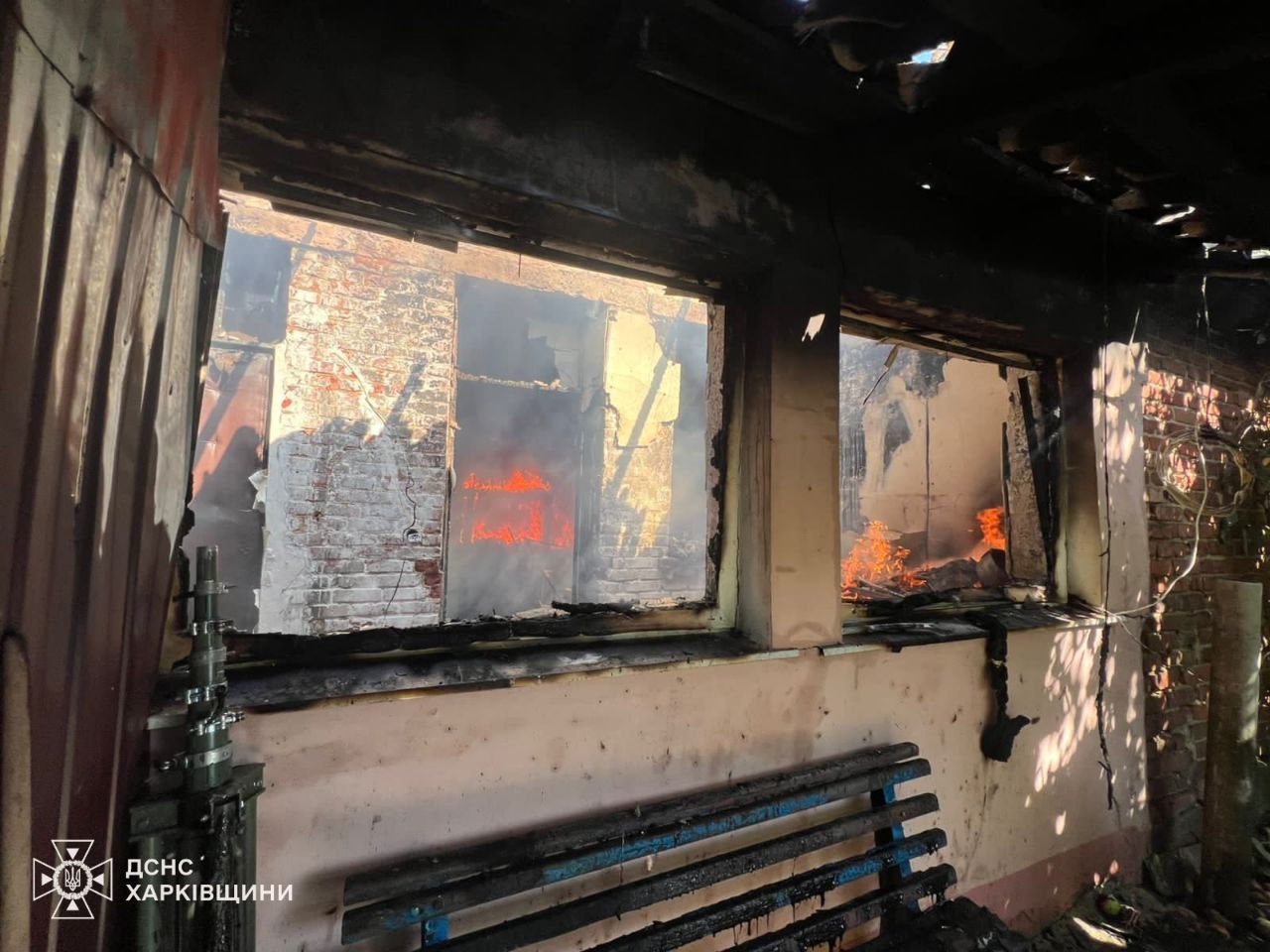 На Харківщині спалахнув будинок через удар окупантів